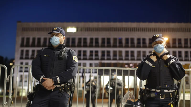Fotografija: »Povečale se bodo naloge policije pri varovanju dogodkov ob predsedovanju Slovenije Svetu EU, zato je treba zaradi nemotenega opravljanja nalog nadomestiti odsotnost večjega števila aktivnih policistov,« so navedli na vladi. FOTO: Jure Eržen/Delo