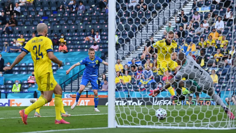 Fotografija: Oleksandr Zinčenko (v modri opravi) je popeljal Ukrajino v vodstvo v 27. minuti. FOTO: Paul Ellis/AFP