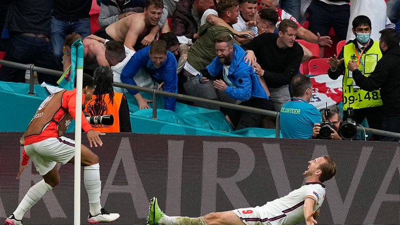 Fotografija: Angleški napadalec Harry Kane je takole proslavil mojstrsko doseženi gol za zmago nad Nemčijo z 2:0. FOTO: Frank Augstein/AFP