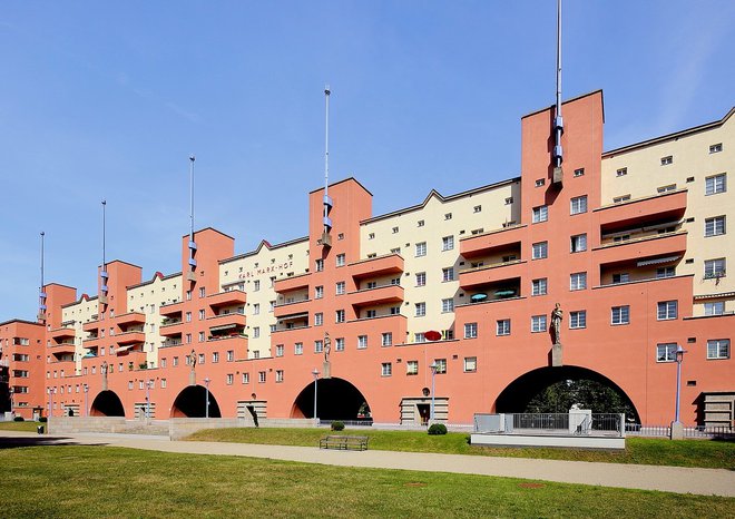 Karl-Marx-Hof so med letoma 1926 in 1930 zgradili po načrtih Karla Ehna, v njem je okoli 1300 stanovanjskh enota za 5500 ljudi. Foto wikipedija