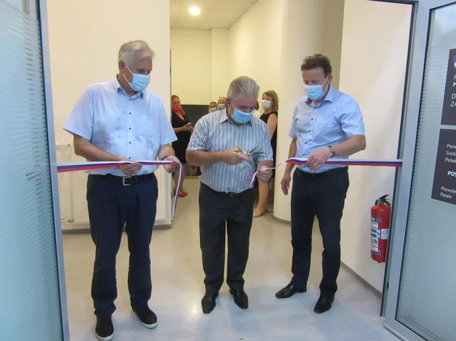 Trak v nove prostore direkcije za vode so prerezali (z leve) direktor Direkcije RS za vode Roman Kramer, minister za okolje in prostor Andrej Vizjak in župan Mestne občine Celje Bojan Šrot. FOTO: Špela Kuralt/Delo