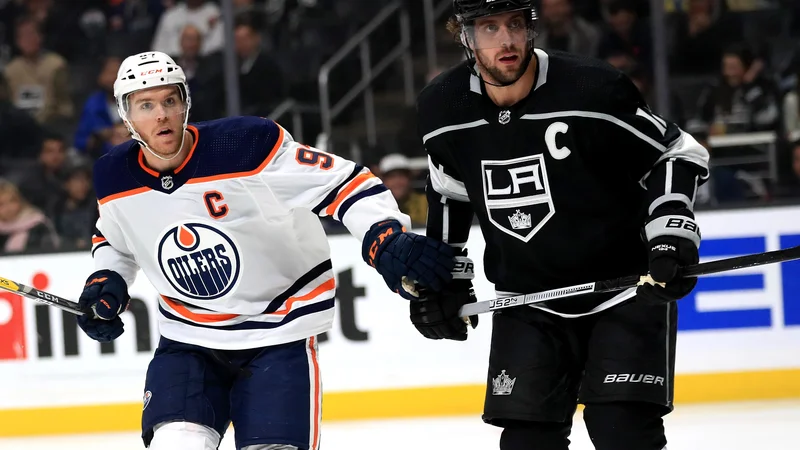 Fotografija: Connor McDavid (levo) in slovenski zvezdnik v NHL Anže Kopitar sta velika tekmeca. FOTO: Sean M. Haffey/AFP