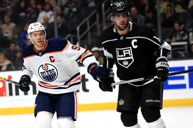 Connor McDavid (levo) in slovenski zvezdnik v NHL Anže Kopitar sta velika tekmeca. FOTO: Sean M. Haffey/AFP