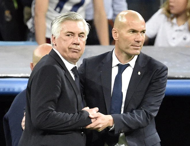 Carlo Ancelotti (levo) je bil nekoč tudi mentor Zinedinu Zidanu na Realovi klopi, nedavno pa je od slovitega Francoza prevzel vajeti moštva. FOTO: Gerard Julien/AFP