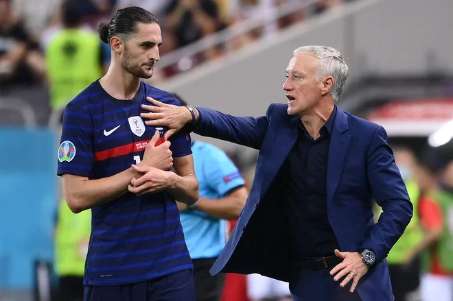Francoski selektor Didier Deschamps (desno) je moral miriti jezo Adriena Rabiota po izenačujočem golu Švicarjev za podaljšek, a po tekmi tudi on ni ušel kritikam Rabiotove matere Veronique. FOTO: Franck Fife/AFP