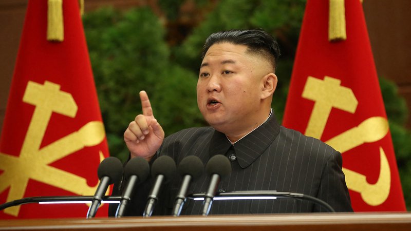 Fotografija: Severnokorejski uradniki so zanemarili pomembne odločitve stranke glede zajezitev pandemije, izpostavlja Kim Džong Un. FOTO: AFP