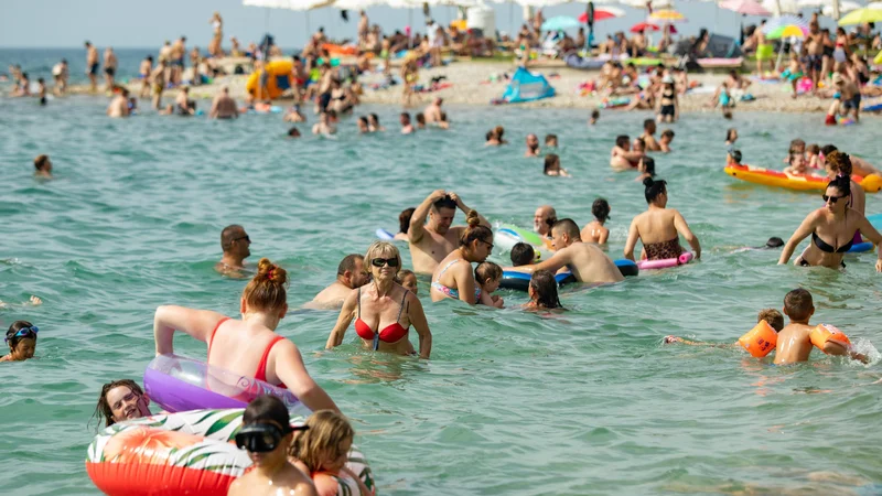 Fotografija: Morje v teh dneh s temperaturami okoli 28 stopinj Celzija ni nudilo naboljše ohladitve. FOTO: Voranc Vogel/Delo