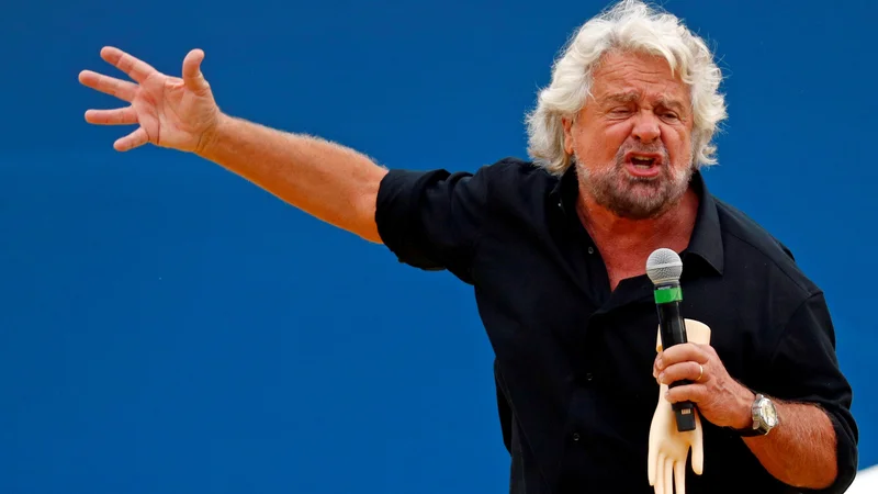 Fotografija: Beppe Grillo je svojim že dolgo razdvojenim internetnim sledilcem sporočil, da vrhovni voditelj gibanja ostaja samo on. FOTO: Max Rossi/Reuters