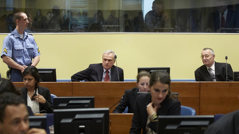 Fotografija: Franko Simatović (zgoraj desno) in Jovica Stanišić (zgoraj na sredini) na sodišču v Haagu leta 2013. FOTO: Martijn Beekman/ANP/Reuters