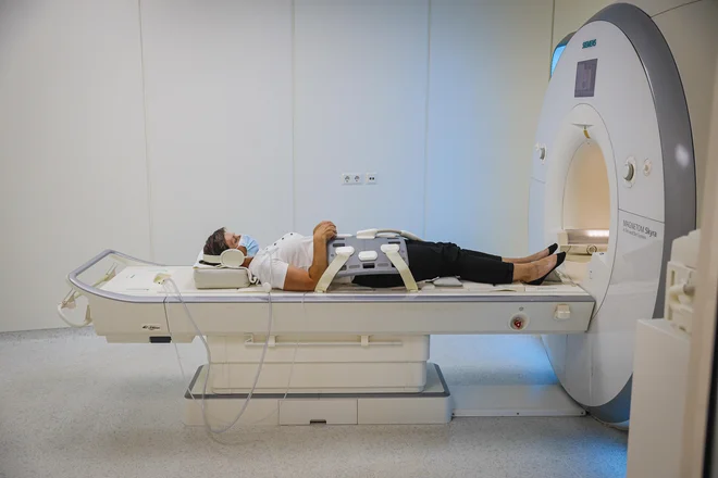 V zasebnih zdravstvenih centrih so prepričani, da se bodo čakalne dobe krajšale. Na fotografiji pregled z magnetno resonanco v Medilabu. FOTO: Jože Suhadolnik/Delo