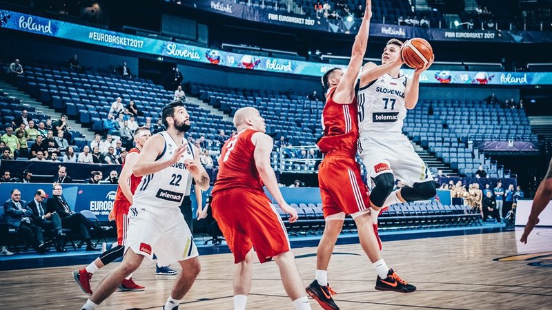 Fotografija: Luka Dončić je odigral prvo uradno tekmo za Slovenijo na EP 2017 prav proti Poljakom. FOTO: FIBA