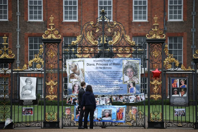 Poklonov tudi 24 let po Dianini smrti ne manjka: oboževalci jih pogosto obešajo na vrata Kensingtonske palače. FOTO: Henry Nicholls/Reuters