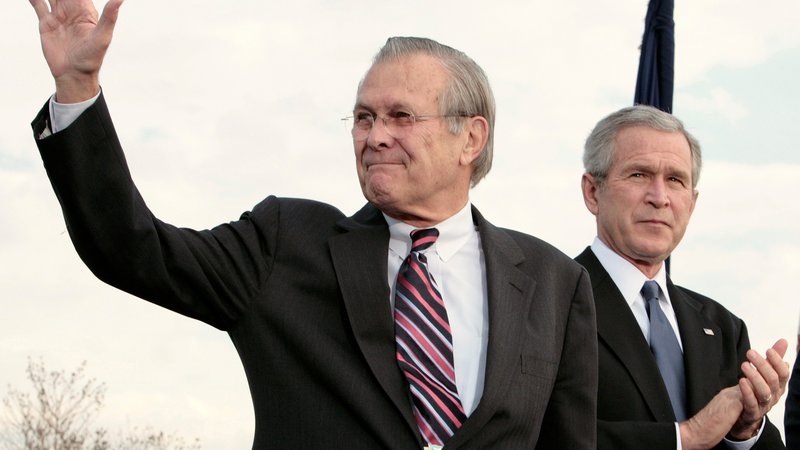Fotografija: Donald Rumsfeld s predsednikom Georgeem W. Bushem leta 2006. FOTO: Larry Downing/Reuters