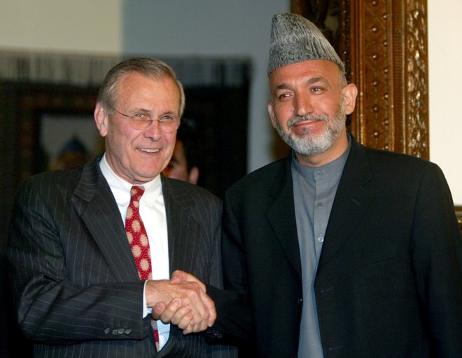 Rumsfeld z nekdanjim predsednikom Afganistana Hamidom Karzajem. FOTO: Sherwin Crasto/Reuters