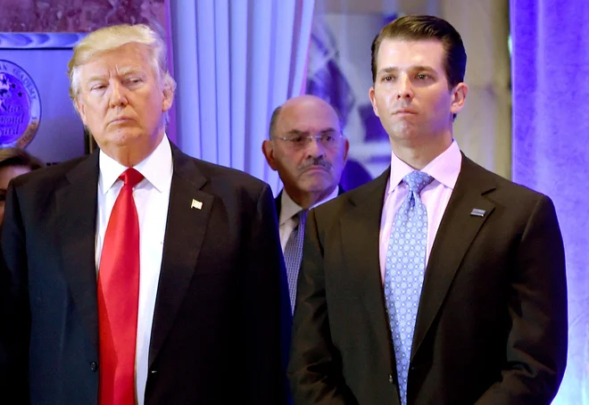 Nekdanji predsednik Donald Trump s sinom, v ozadju Allen Weisselberg. FOTO: Timothy A. Clary/AFP