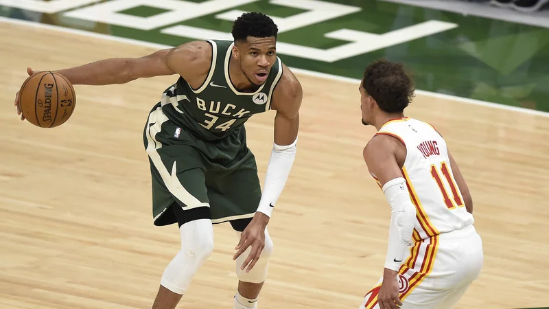 Fotografija: Giannis Antetokounmpo se je izgonil hujši poškodbi, a njegovi nastopi v končnici NBA so pod vprašanjem. FOTO: Patrick Mcdermott/AFP