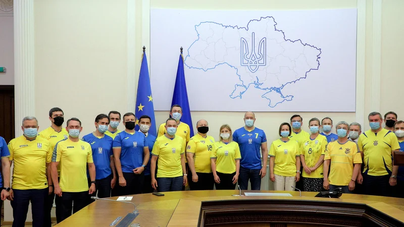 Zasedanje ukrajinske vlade v majicah nogometne reprezentance. FOTO: AFP