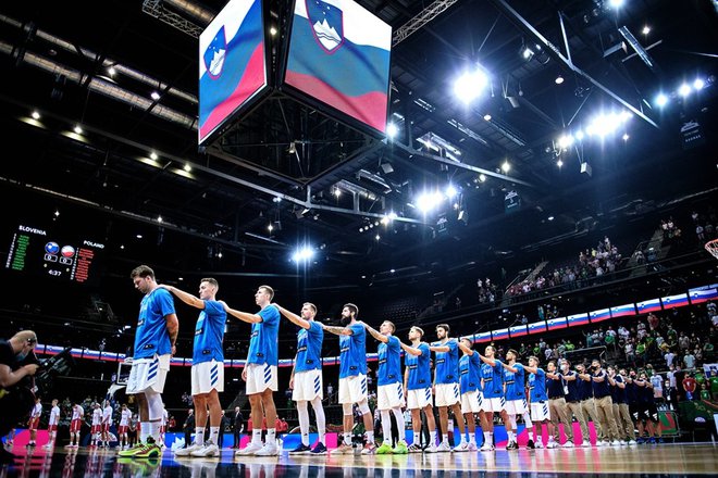 Slovenski košarkarji med himno. FOTO: Fiba