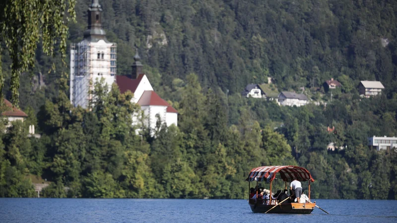 Fotografija: Ker strela išče svojo pot po območjih, kjer ionizacija zraka najlažje poteka, lahko udari kamorkoli v zemljo. Lahko pa udari v vodno površino.
Foto Uroš Hočevar