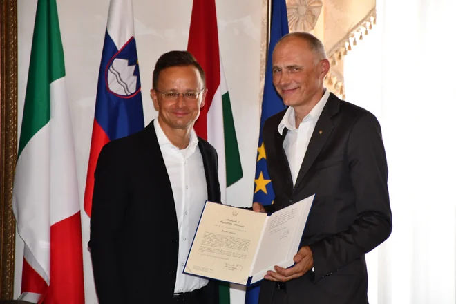 Madžarski zunanji minister Peter Sziijarto in novi madžarski častni konzul Iztok Seljak sta danes odprla madžarsko predstavništvo v Kopru. FOTO: Mestna občina Koper