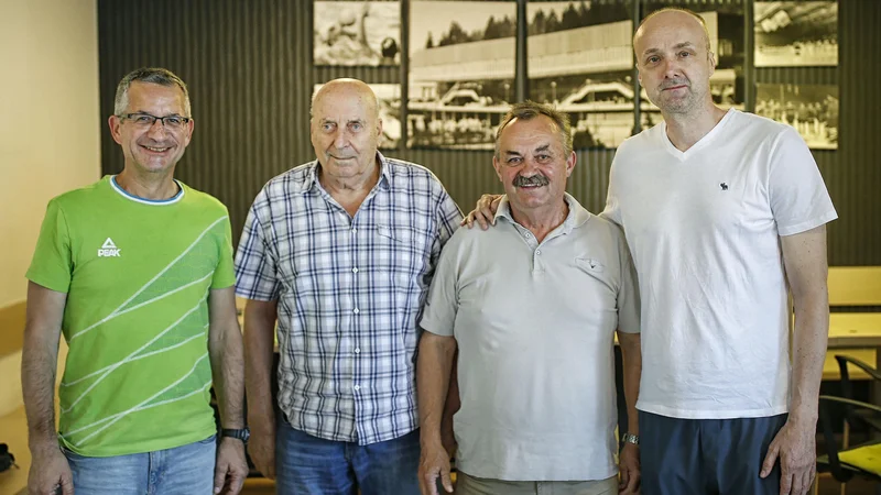 Fotografija: Rajmond Debevec, Ivo Daneu, Tomo Levovnik in Jure Zdovc so se srečlai 30 let po pretresljivih dogodkih tudi na športni sceni. Foto Blaž Samec