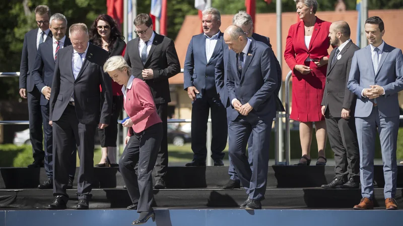 Fotografija: Skupinska slika komisarjev in ministrov, na kateri ni Fransa Timmermansa. FOTO: Jure Eržen/Delo