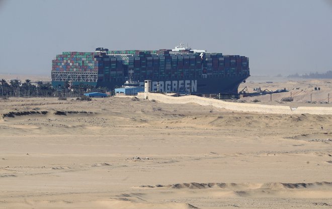 Dodatne zastoje v dobavnih verigah je konec marca povzročila tovorna ladja Ever Given, ki se je zagozdila v Sueškem prekopu. FOTO: Mohamed Abd El Ghany/Reuters