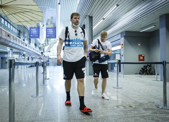 Pred odhodom v Litvo, kjer Luko Dončića in druge člane košarkarske reprezentance čaka velika priložnost, da se prebijejo na olimpijske igre. FOTO: Jože Suhadolnik