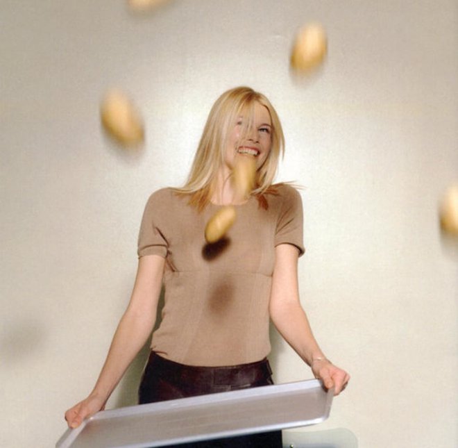 Semotanova je Claudio Schiffer posnela, kako žonglira z grbavim krompirjem, in ne z brezhibnimi žogicami. Foto Promocijsko gradivo