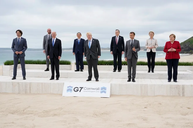 Udeleženci G7 so se zavezali skupnim demokratičnim vrednotam in dogovorili o pobudi B3W (zgraditi boljši svet). Na fotografiji z leve: kanadski premier Justin Trudeau, predsednik evropskega sveta Charles Michel, ameriški predsednik Joe Biden, japonski premier Jošihide Suga, britanski premier Boris Johnson, italijanski premier Mario Draghi, francoski predsednik Emmanuel Macron, predsednica evropske komisije Ursula von der Leyen in nemška kanclerka Angela Merkel.<br />
FOTO: Patrick Semansky/Reuters