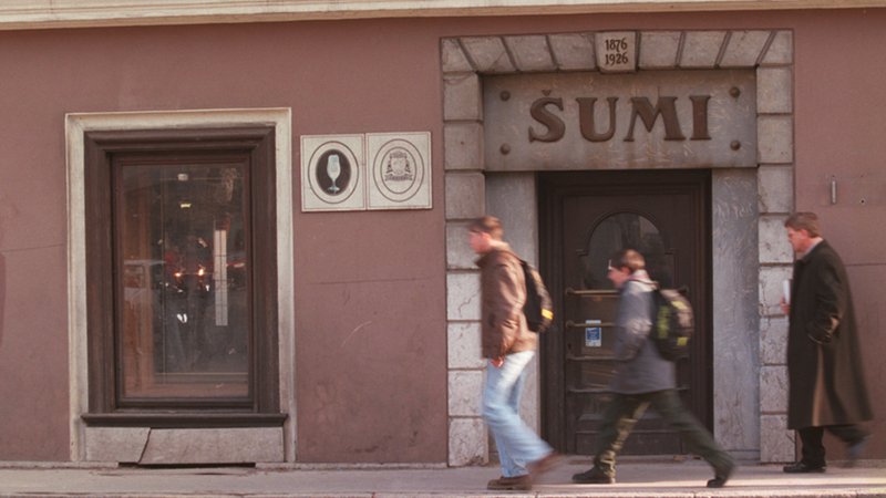 Fotografija: Stavbo »starega« Šumija na Slovenski cesti 14 in 16 so podrli leta 2006, tam je zdaj zrasla stanovanjska soseska s hotelom ter trgovinami.
Foto Tomi Lombar