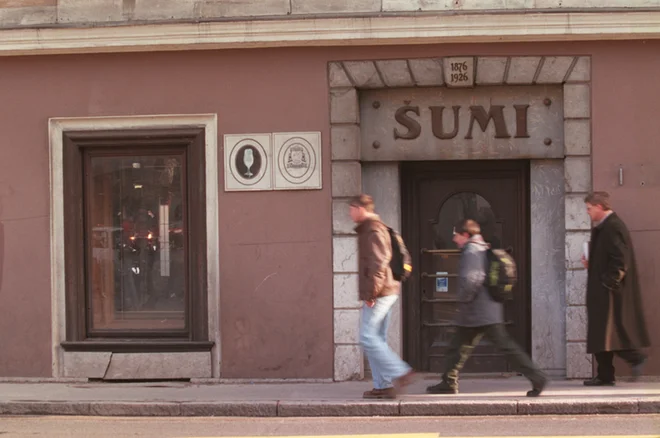 Stavbo »starega« Šumija na Slovenski cesti 14 in 16 so podrli leta 2006, tam je zdaj zrasla stanovanjska soseska s hotelom ter trgovinami.<br />
Foto Tomi Lombar