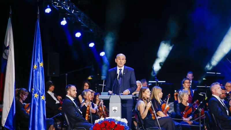 Fotografija: Janez Janša je povedal, da je Slovenija končala tranzicijo, da je spravljena sama s seboj in da je »polna veselja do življenja«.
FOTO: Matej Družnik/Delo