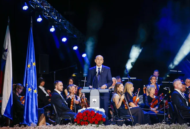 Janez Janša je povedal, da je Slovenija končala tranzicijo, da je spravljena sama s seboj in da je &raquo;polna veselja do življenja&laquo;.<br />
FOTO: Matej Družnik/Delo