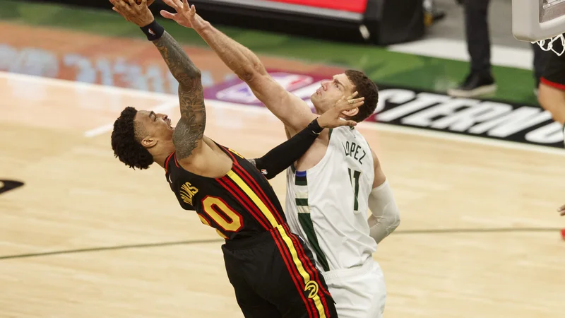 Fotografija: Brook Lopez (desno) je bil najučinkovitejši igralec 5. tekma konferenčnega finala lige NBA med Milwaukeejem in Atlanto. FOTO: Jeff Hanisch/USA Today Sports