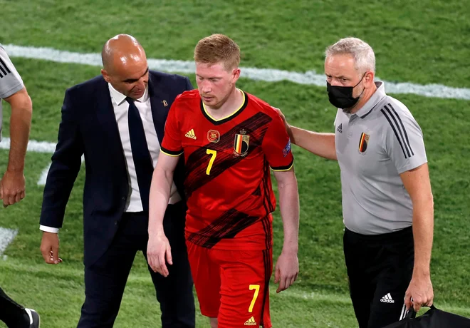 V belgijskem taboru si še niso na jasnem, če bo po zadnji poškodbi Kevin de Bruyne nared za večerni nastop. FOTO: Jose Manuel Vidal/Reuters