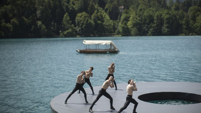 Fotografija: Baletna predstava Povodni mož (SNG Maribor, koreografija Edward Clug), zadnje vaje pred praizvedbo.
FOTO: Jure Eržen