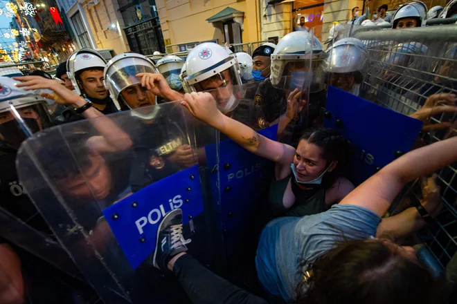 Turške protestnice se spopadajo s policijo v Istanbulu, med demonstracijami proti odločitvi Turčije, da odstopi od Istanbulske konvencije. Turški predsednik Recep Tayyip Erdogan je marca izzval mednarodno ogorčenje z izstopom od prve zavezujoče pogodbe na svetu, ki se zavzema za pravice žensk in za boj proti nasilju nad ženskami, znane kot Istanbulska konvencija. FOTO: Yasin Akgul/Afp<br />
