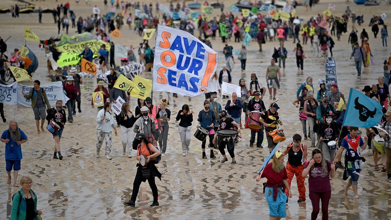 Fotografija: Junijski protesti proti rudarjenju na morskem dnu v Cornwallu ob srečanju skupine G7. FOTO: Ben Stansall/AFP