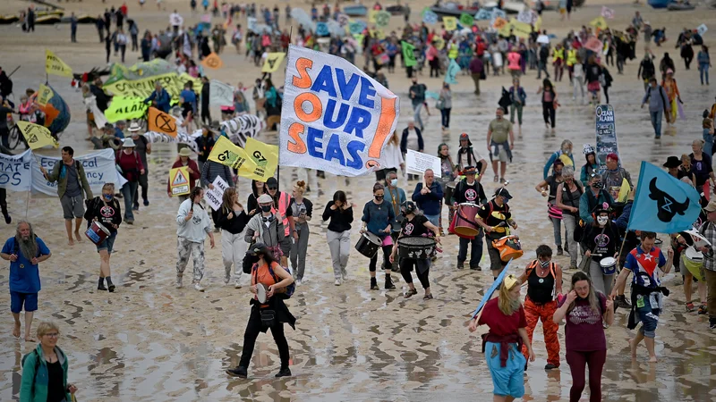 Fotografija: Junijski protesti proti rudarjenju na morskem dnu v Cornwallu ob srečanju skupine G7. FOTO: Ben Stansall/AFP