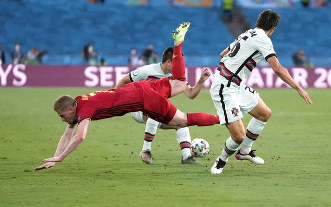 Belgijci so zelo jezni, odkar se je poškodoval Kevin De Bruyne (v rdeči opravi).&nbsp; FOTO: Thanassis Stavrakis/Reuters