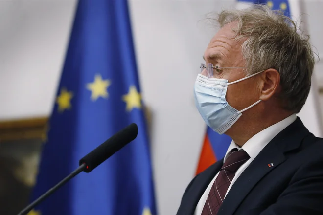 Novinarji, ki so se udeležili brifinga, trenutno še čakajo na uradni odgovor, koga pa je imel Aleš Hojs v mislih, ko je govoril o svinji. FOTO: Leon Vidic/Delo