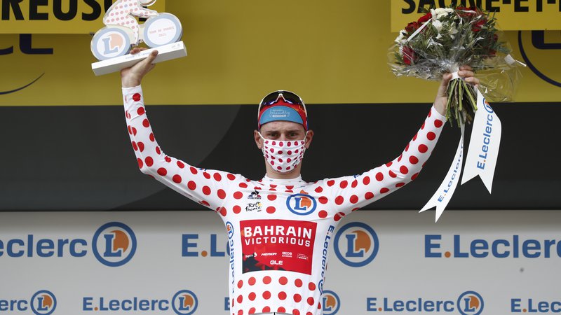 Fotografija: Matej Mohorič bo odslej kolesaril v pikčasti majici. FOTO: Benoit Tessier/Reuters