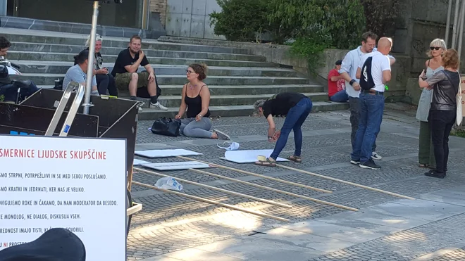 Prihod prvih protestnikov na ljudsko skupščino. FOTO: Borut Tavčar