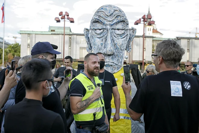 Rumeni jopiči. FOTO: Blaž Samec/Delo