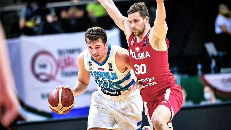 Fotografija: Luka Dončić je že med tekmo s Poljsko pogledoval v prihodnost. FOTO: FIBA