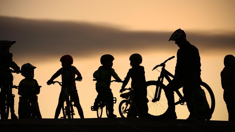 Fotografija: Medtem ko dajo odrasli celo premoženje za opremo in se tlačijo v drese znanih kolesarskih ekip, je otrokom dovolj imeti bicikel. FOTO: Jure Eržen/Delo