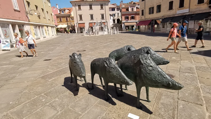 Fotografija: Marijan Mirt: Čreda, mešana tehnika, kompozicija petih skulptur. 120 krat 300 centimetrov. Prešernov trg, Koper. FOTO: Boris Šuligoj