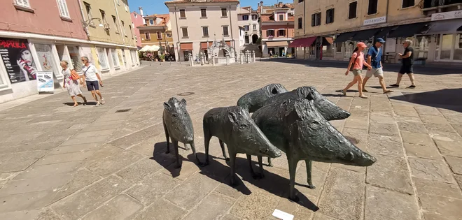 Marijan Mirt: Čreda, mešana tehnika, kompozicija petih skulptur. 120 krat 300 centimetrov. Prešernov trg, Koper. FOTO: Boris Šuligoj