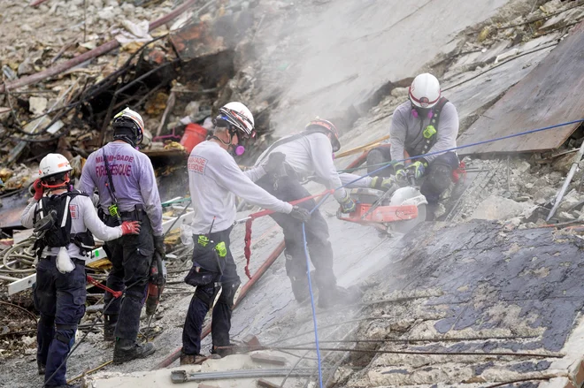 Zaradi slabega vremena so iskanje že doslej nekajkrat prekinili. FOTO: Miami Dade Fire Department via Reuters